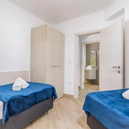 3 Bedroom Amazing In Apartment Pjescana Uvala